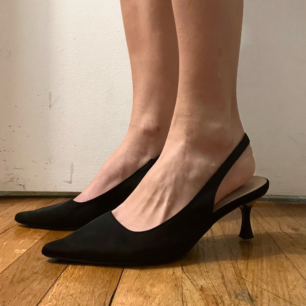 Super cute black slingback kitten heel!!